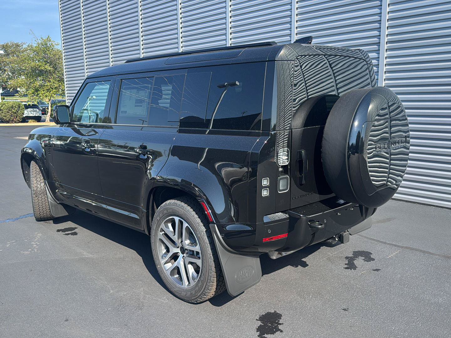 New 2026 Land Rover Defender 110 X-Dynamic SE AWD/4WD image 3