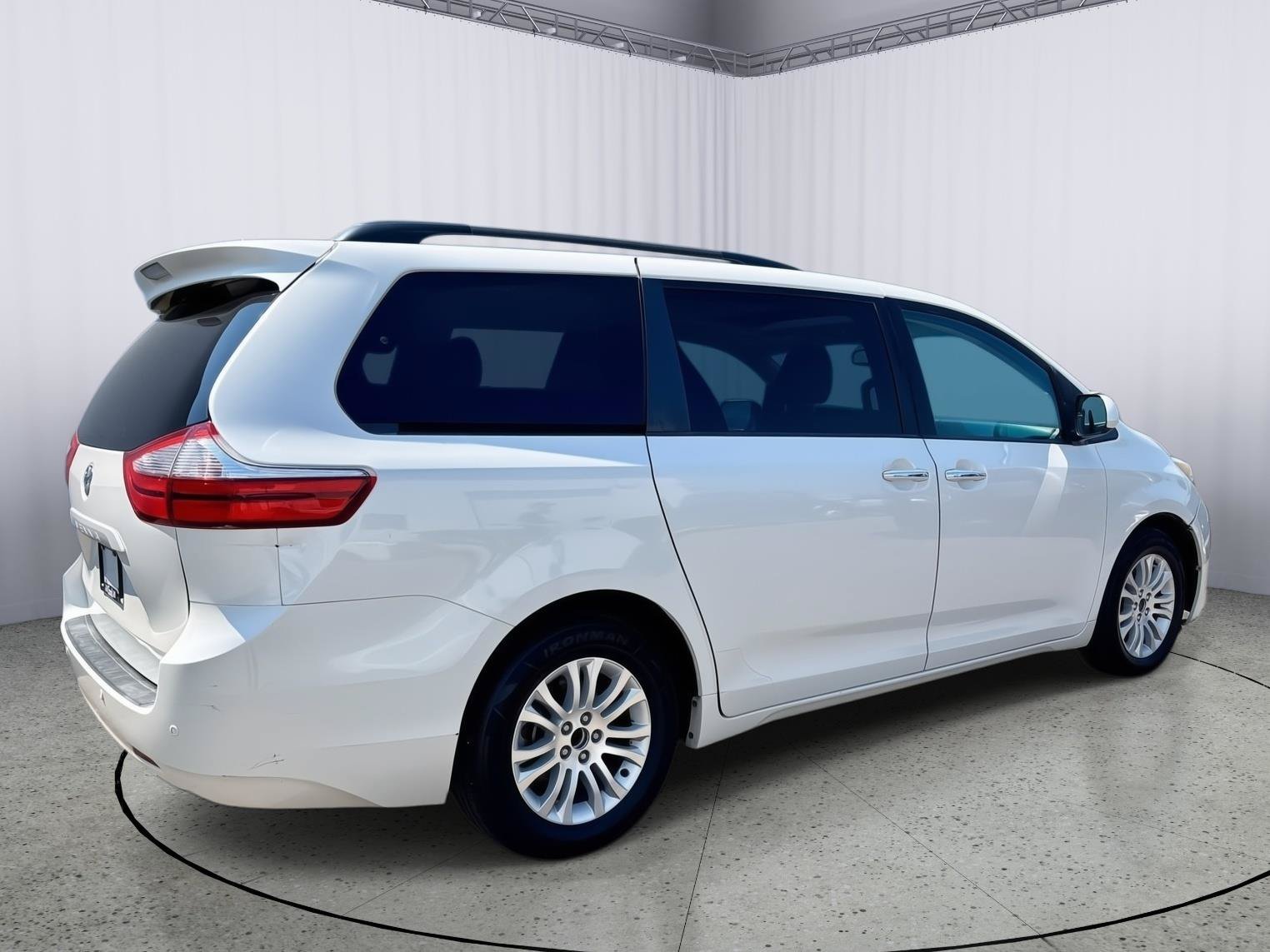 Used 2017 Toyota Sienna XLE w/ XLE Navigation Package FWD image 6