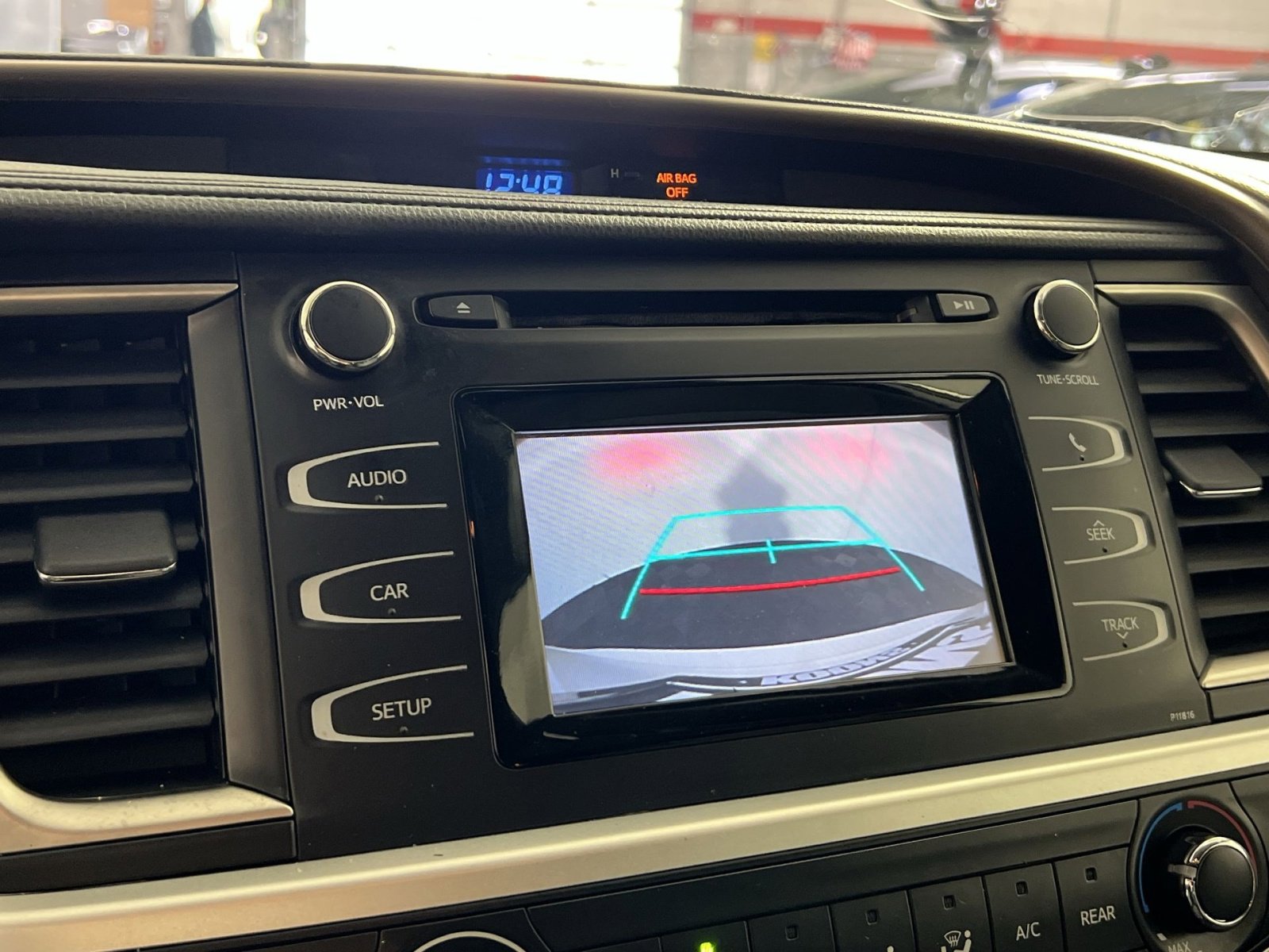 Used 2019 Toyota Highlander LE image 19