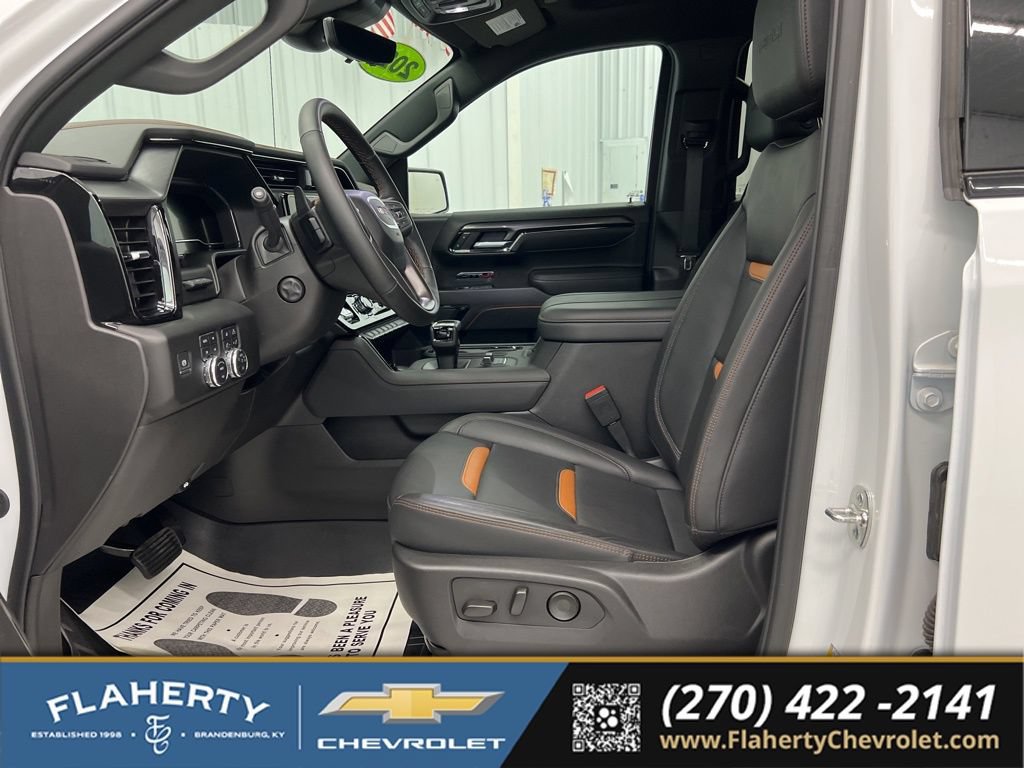 Used 2025 GMC Sierra 1500 AT4 w/ Technology Package AWD/4WD image 9