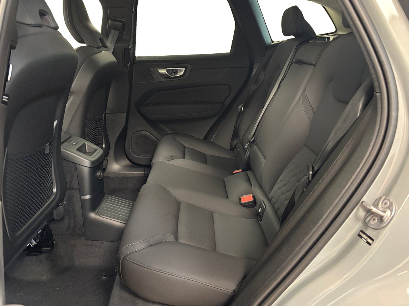 New 2026 Volvo XC60 T8 Plus w/ Protection Package Premier AWD/4WD image 13