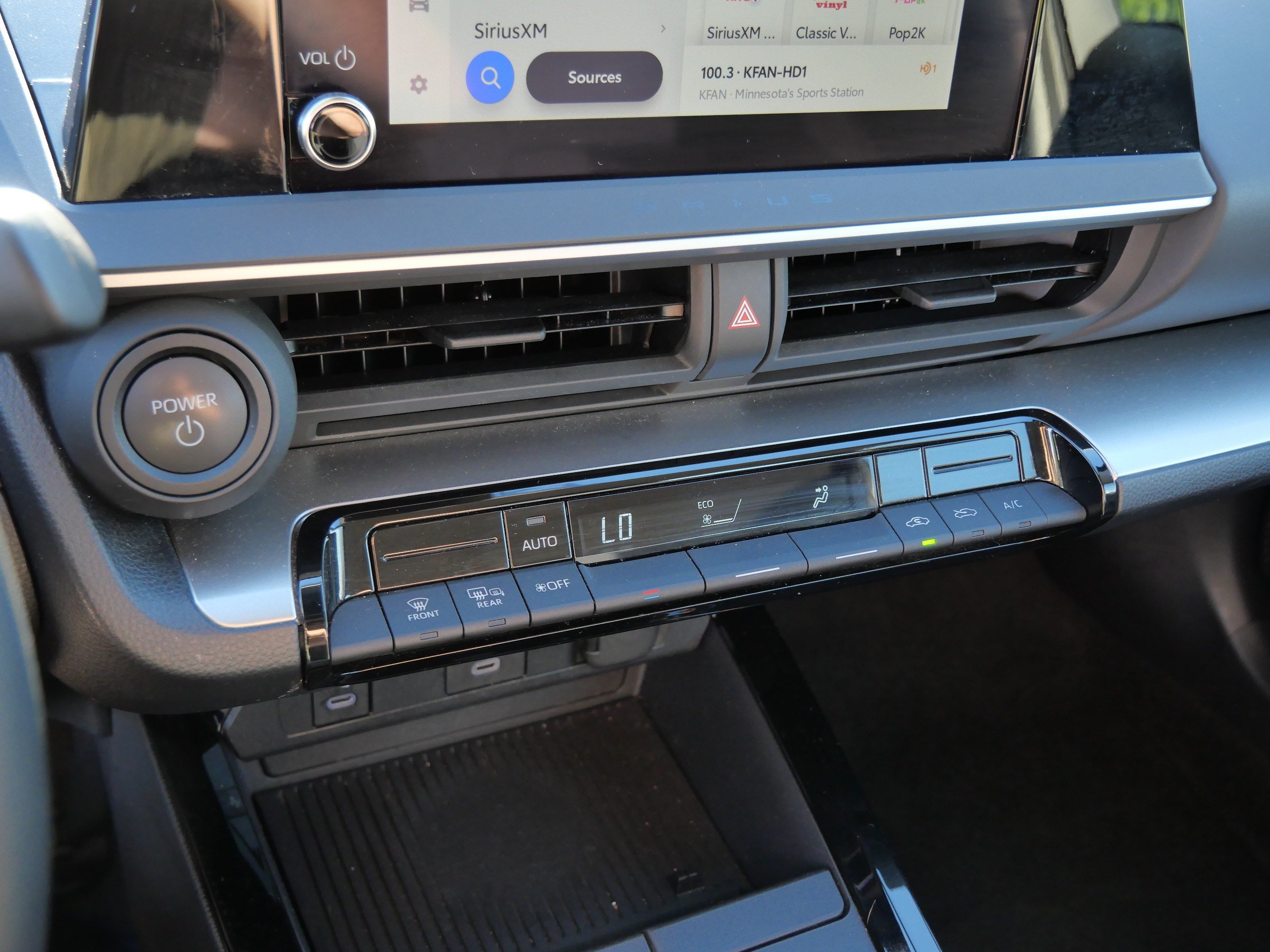Certified 2025 Toyota Prius LE FWD image 24