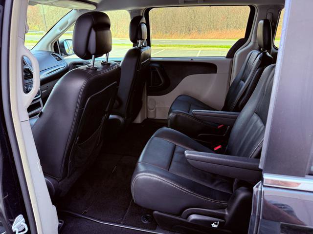 Used 2015 Chrysler Town & Country Touring FWD image 15