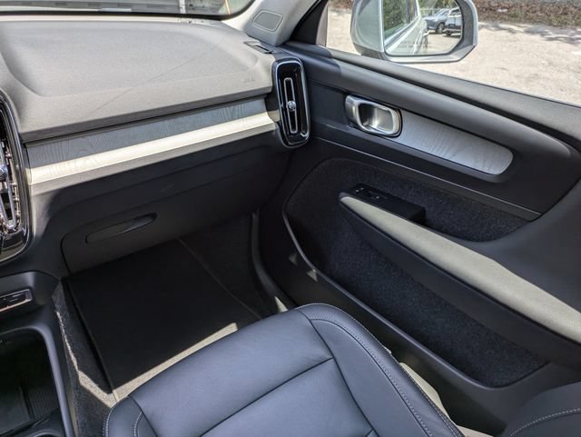 Certified 2025 Volvo XC40 B5 Core AWD/4WD image 22