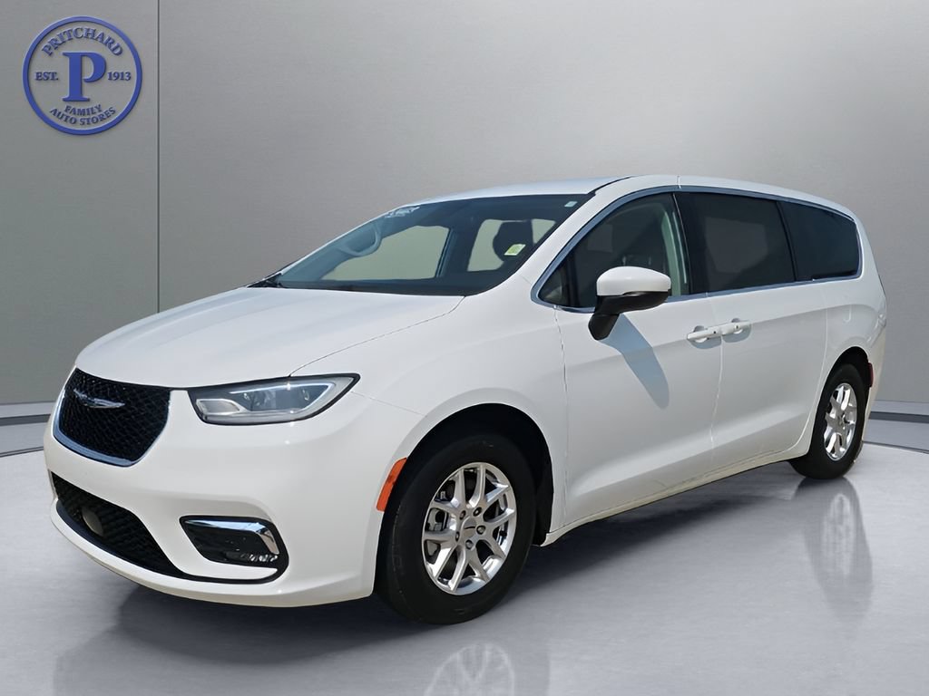 Used 2023 Chrysler Pacifica Touring-L FWD image 3