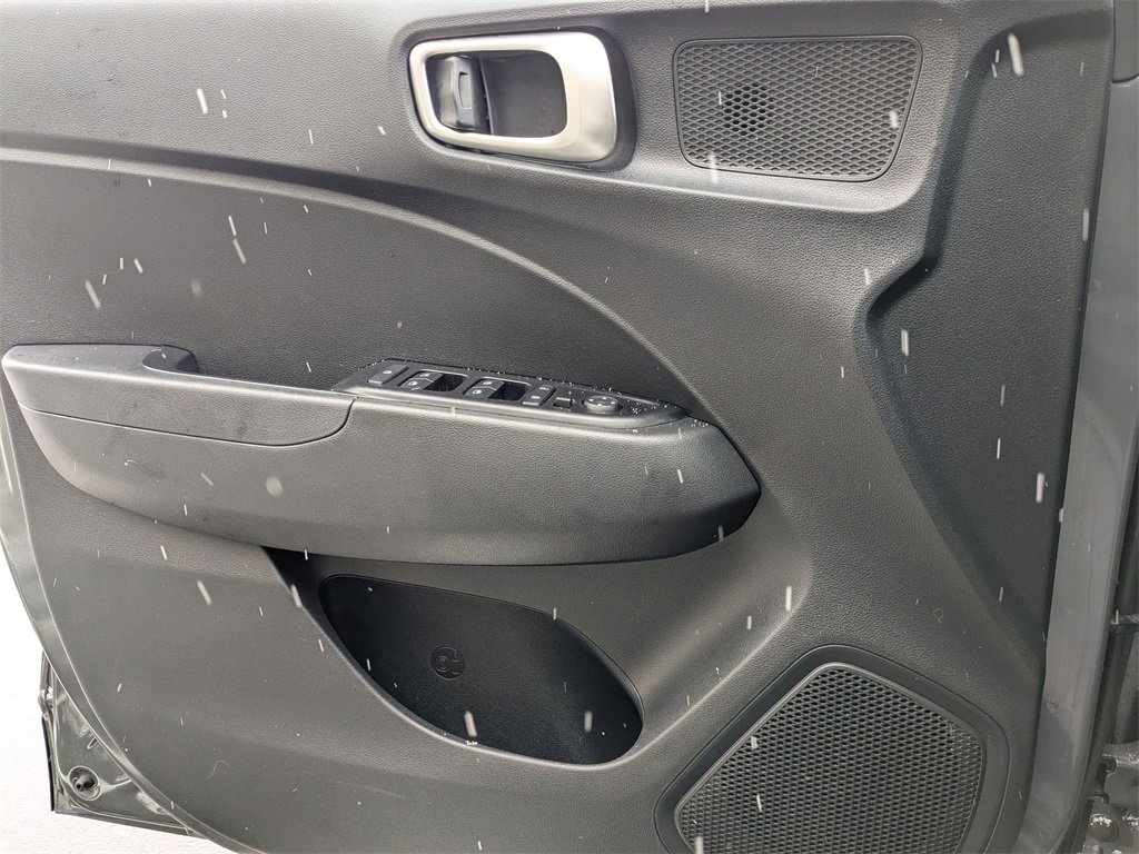 Used 2025 Hyundai Venue SEL image 13