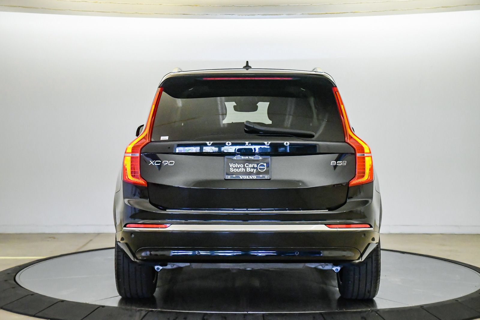Certified 2025 Volvo XC90 B5 Core w/ Protection Package Premier AWD/4WD image 3