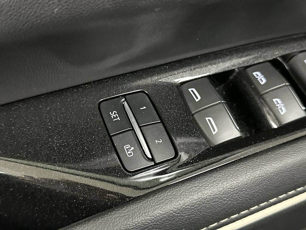 Used 2022 Cadillac Escalade Premium Luxury AWD/4WD image 12