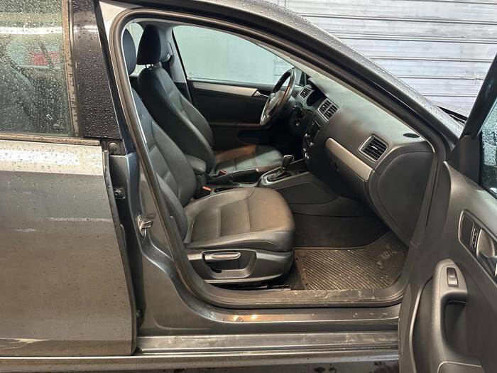 Used 2011 Volkswagen Jetta TDI FWD image 30