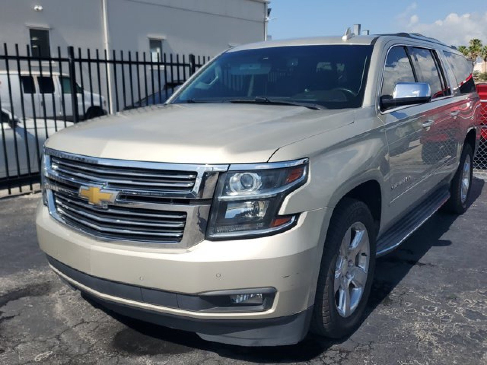 Used 2015 Chevrolet Suburban LTZ RWD image 3
