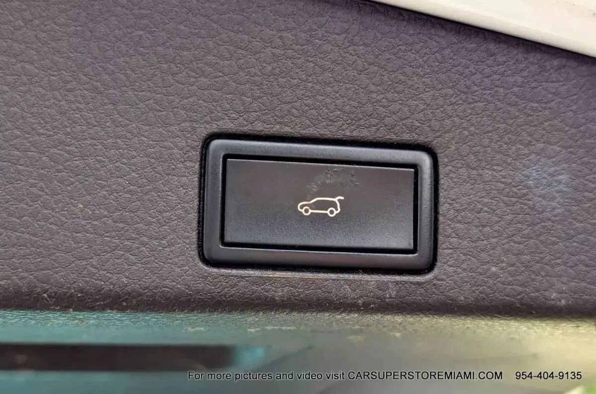 Used 2011 Volkswagen Touareg Sport image 82