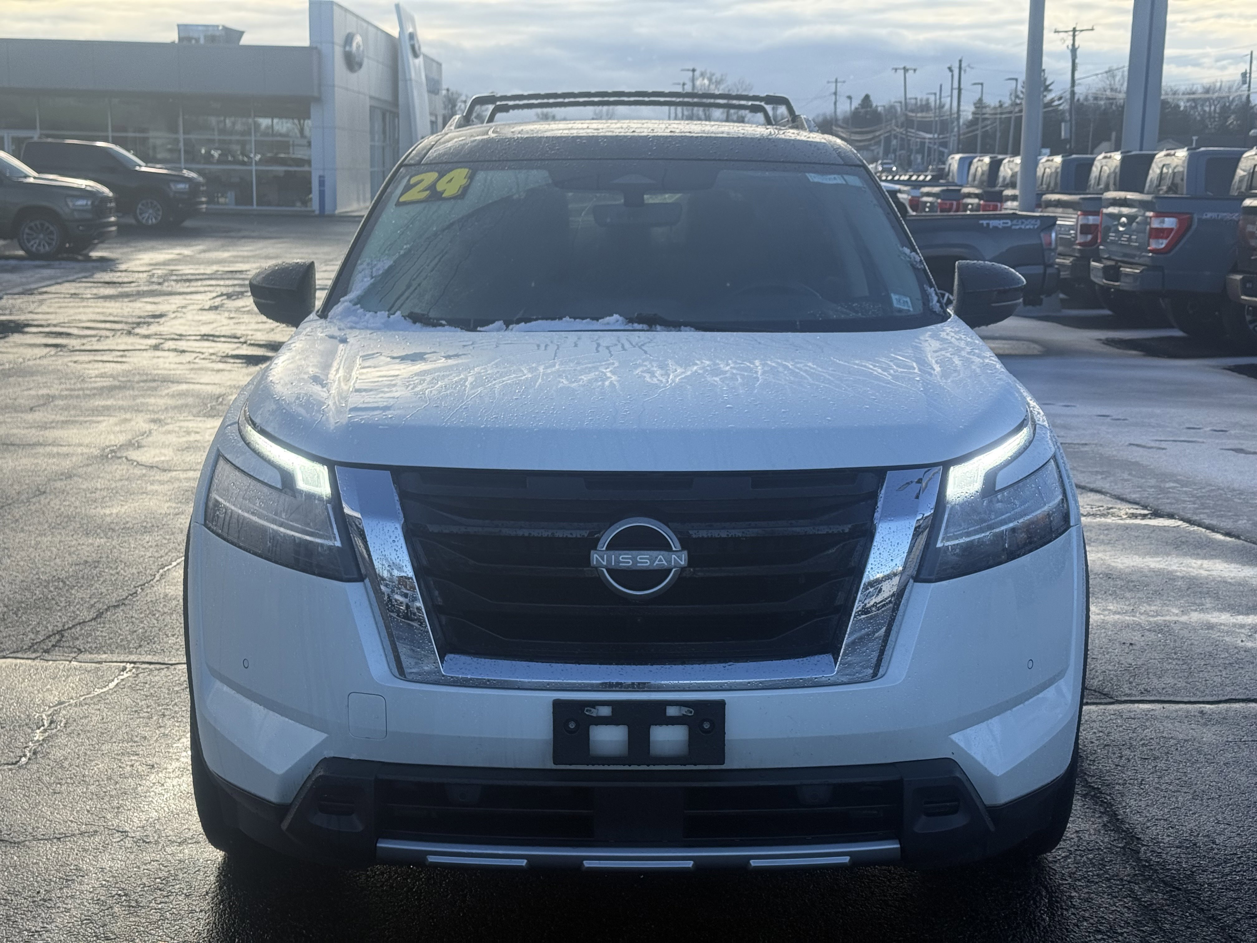 Used 2024 Nissan Pathfinder Platinum image 6
