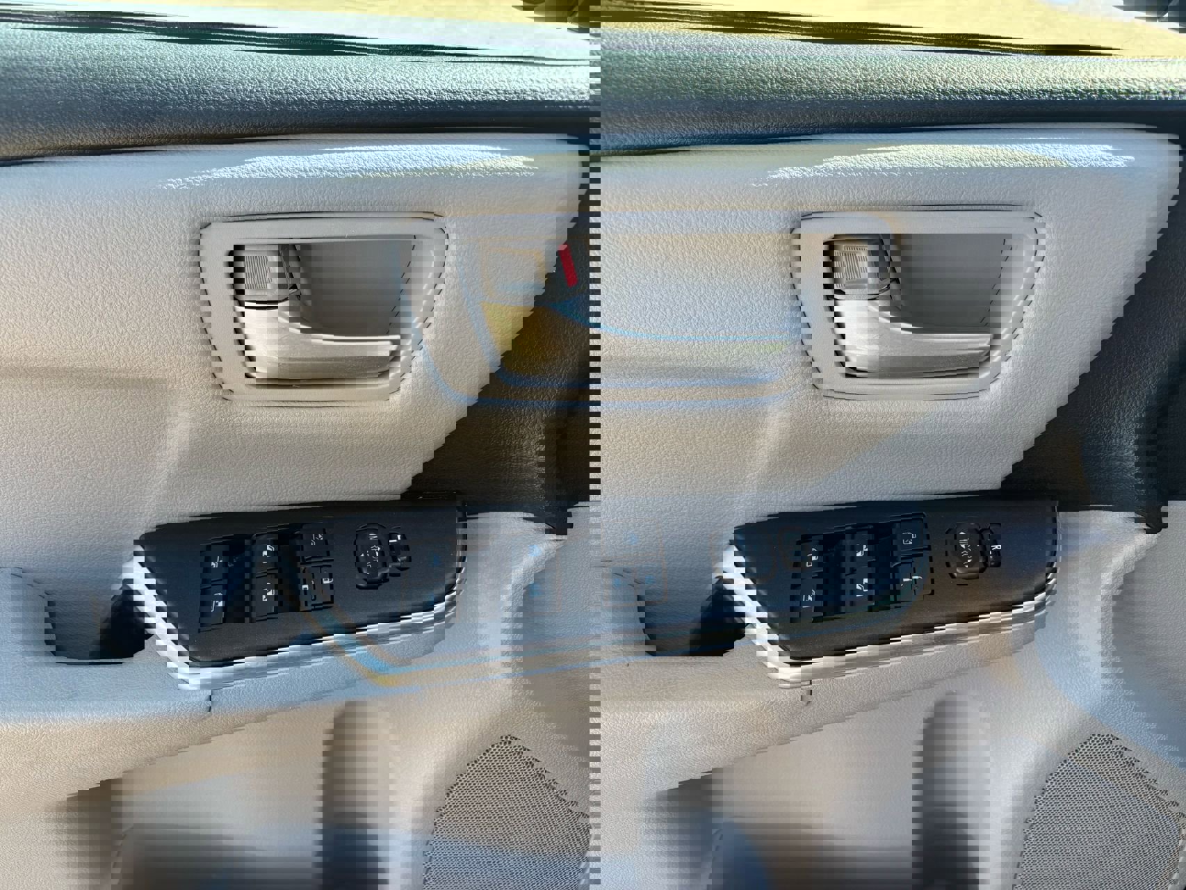 Used 2016 Toyota Camry SE image 12