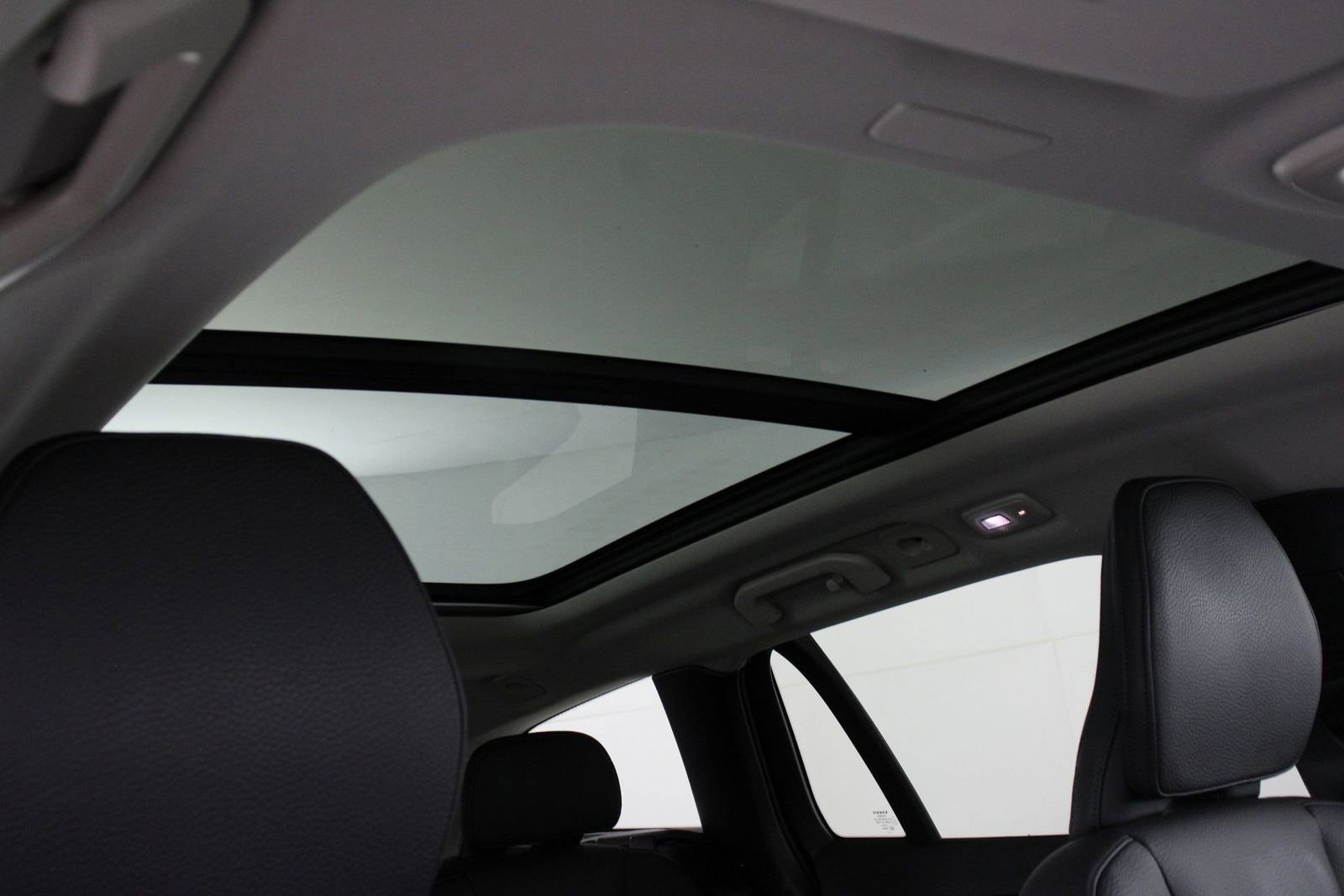 Certified 2025 Volvo V60 B5 Cross Country Plus image 23