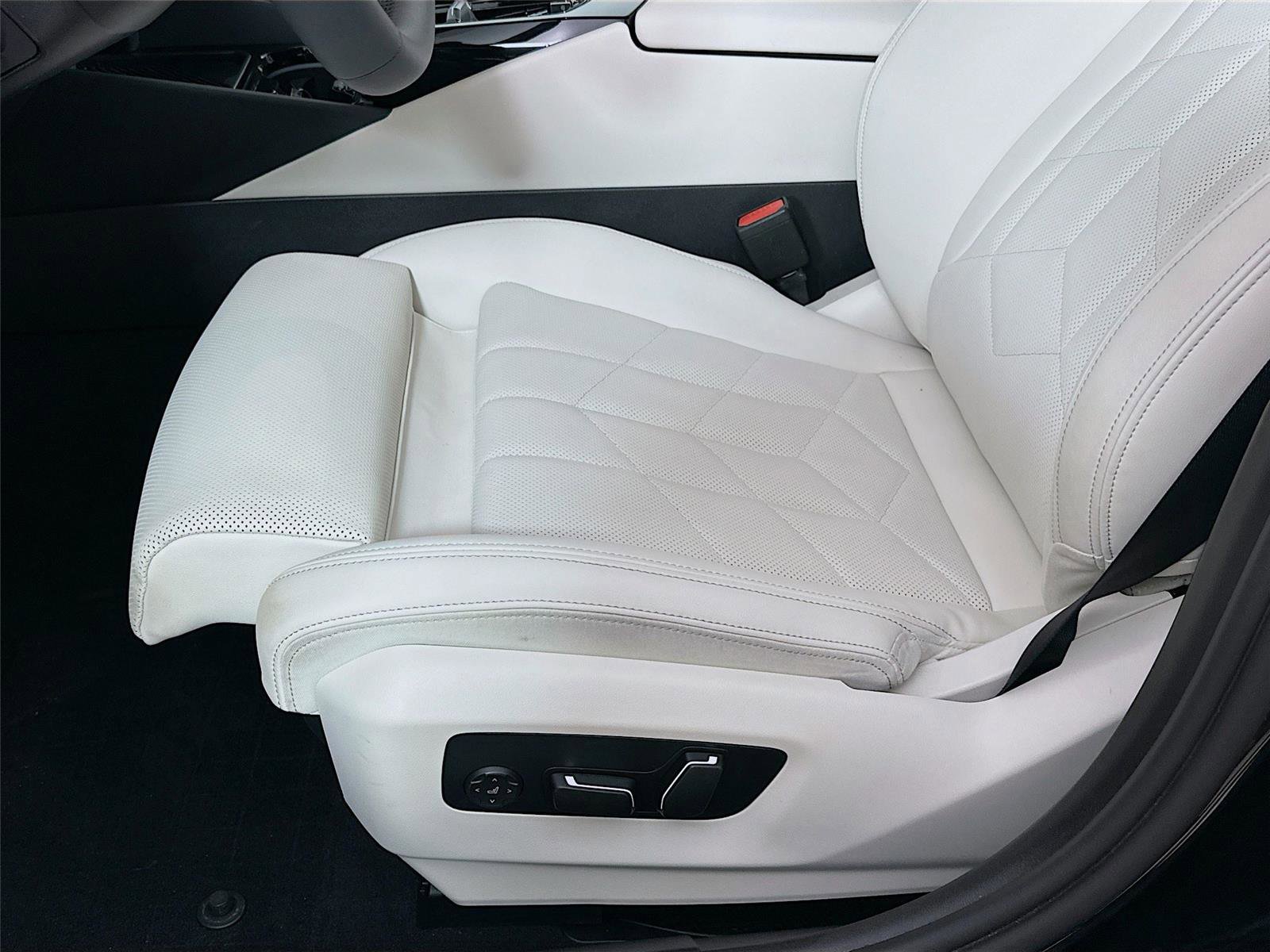 Used 2025 BMW 530i xDrive w/ Premium Package image 20