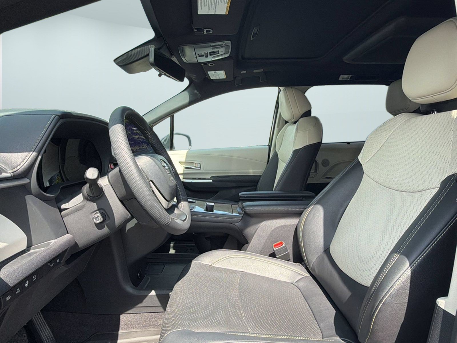 Used 2025 Toyota Sienna Platinum AWD/4WD image 5
