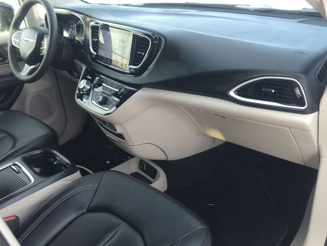 Used 2024 Chrysler Pacifica Touring-L FWD image 26