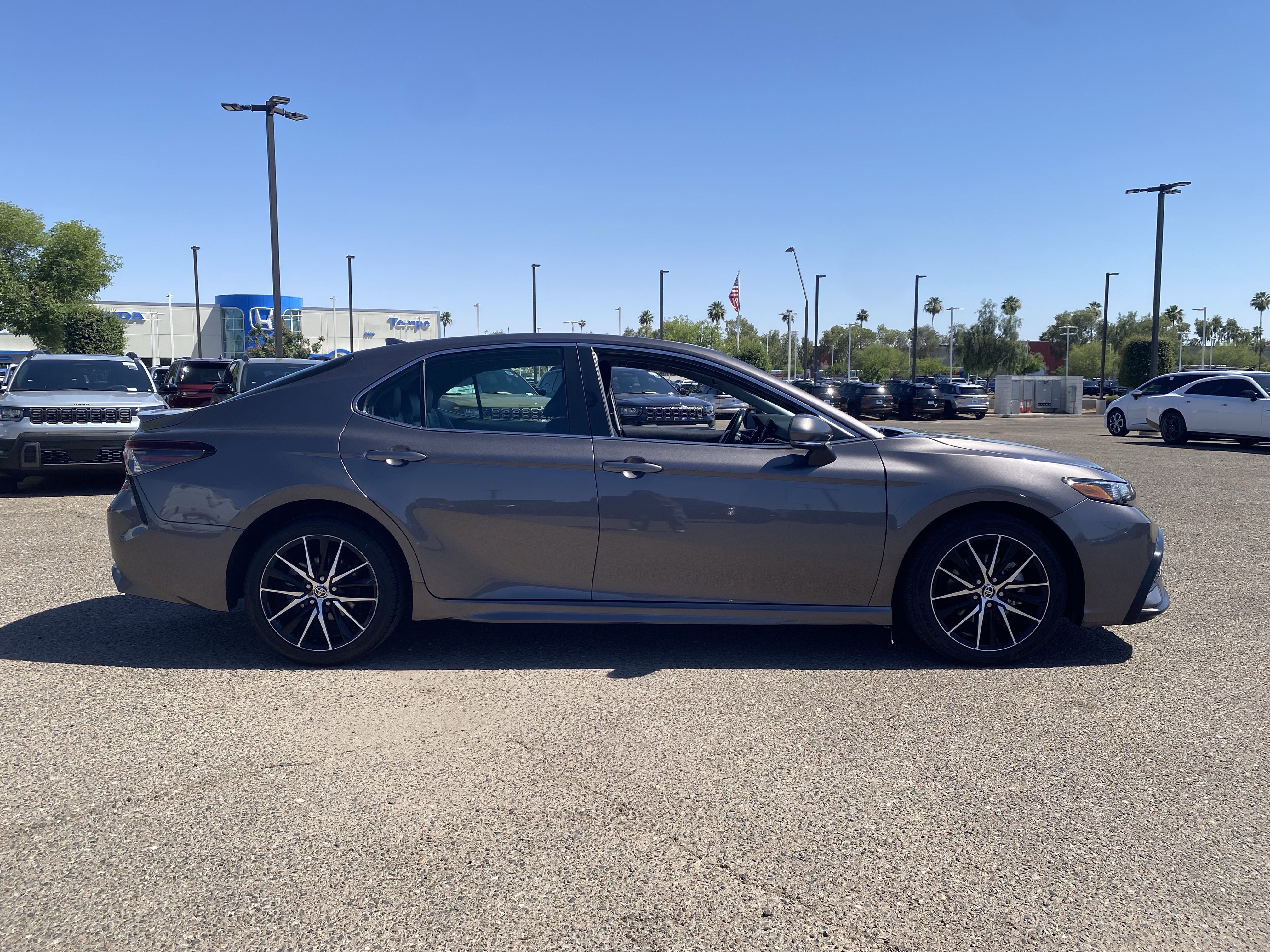 Used 2023 Toyota Camry SE FWD image 6