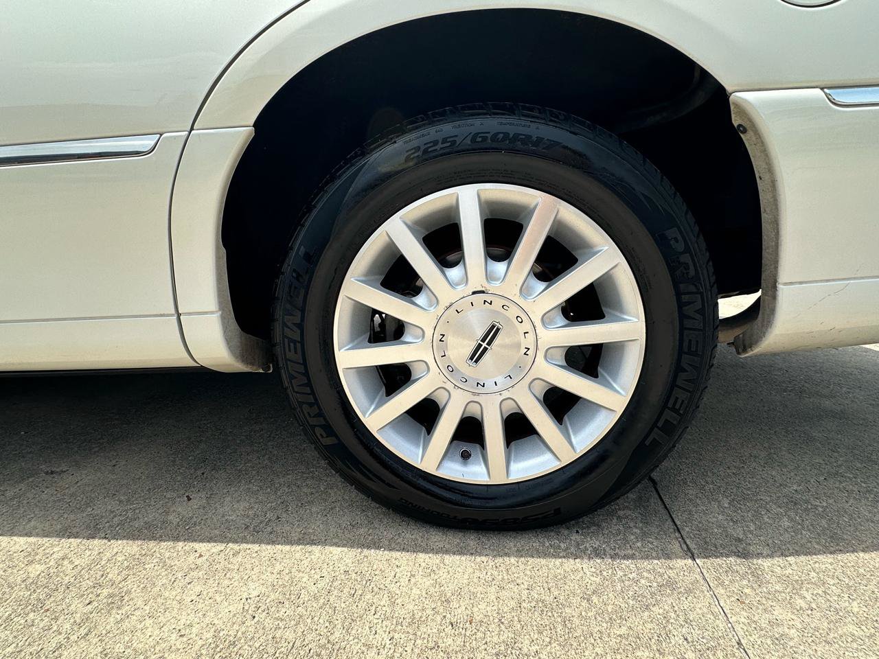 Used 2006 Lincoln Town Car Signature RWD image 13