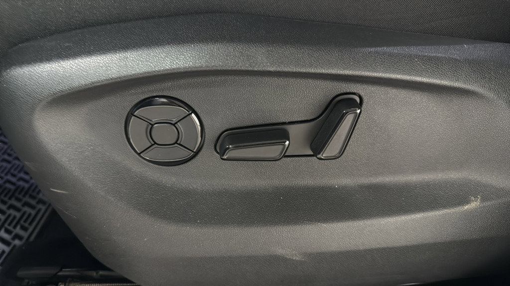 Certified 2025 Volkswagen Tiguan SE AWD/4WD image 17