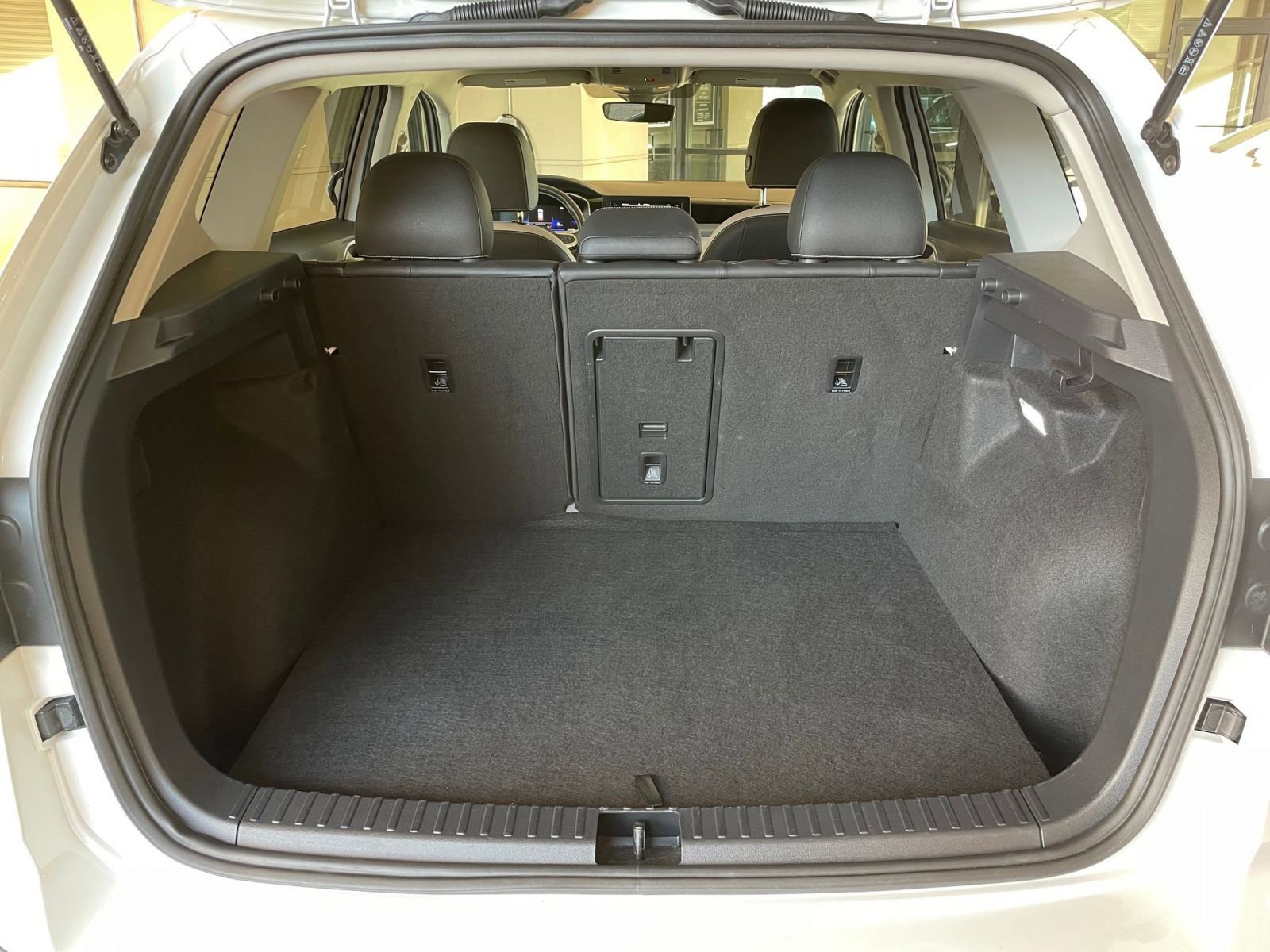 Used 2025 Volkswagen Taos SE image 31