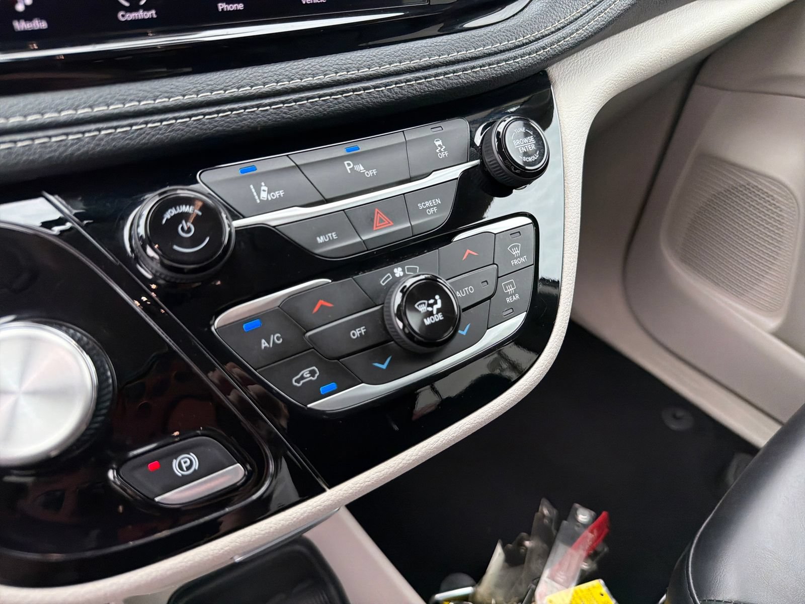 Used 2023 Chrysler Pacifica Touring-L FWD image 25