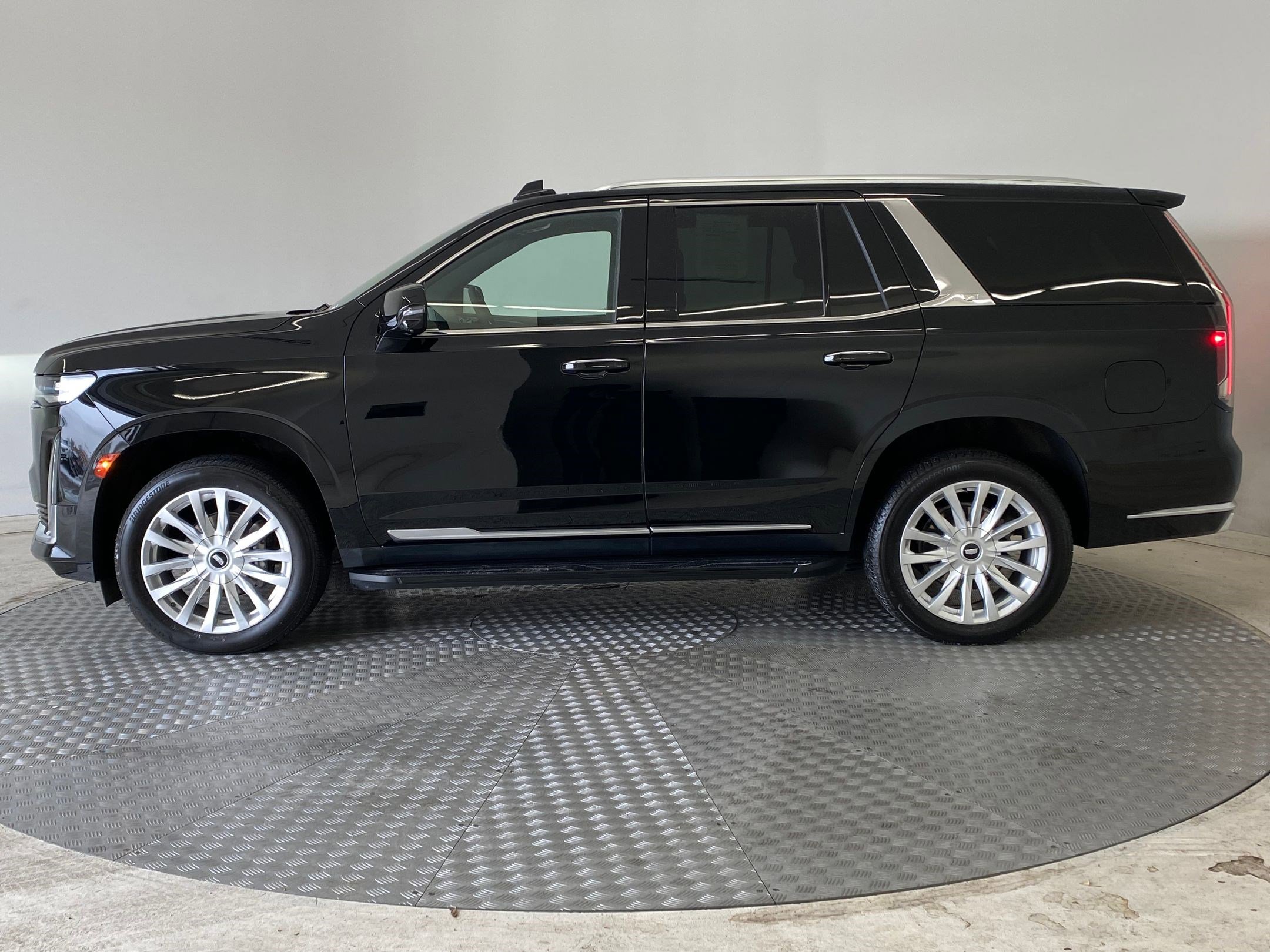 Used 2022 Cadillac Escalade Luxury image 2