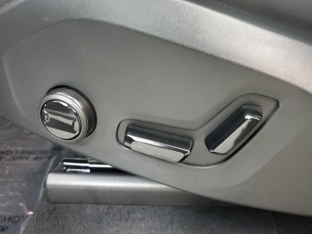 Certified 2025 Volvo XC90 B6 Core w/ Climate Package image 24