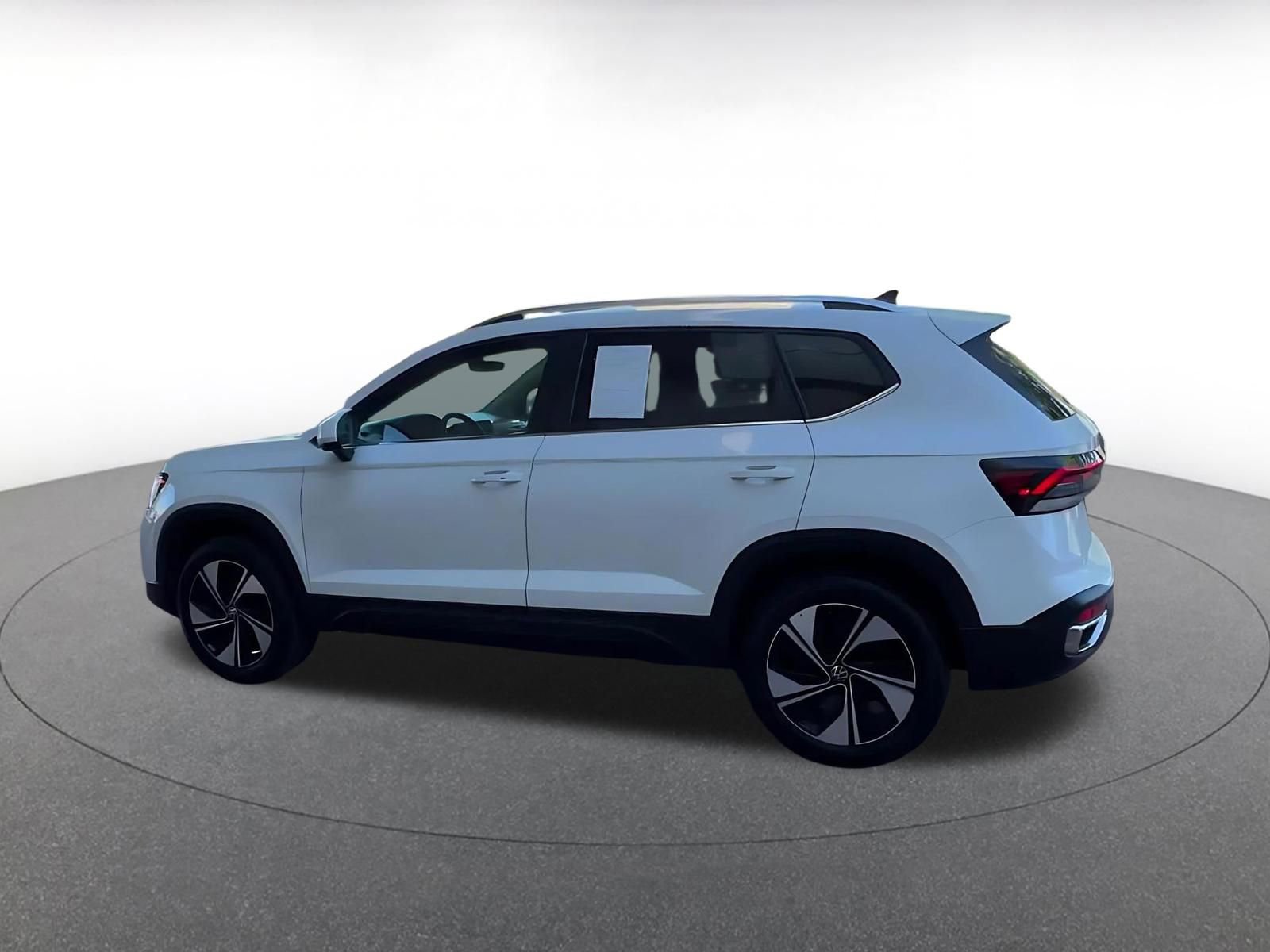 Used 2025 Volkswagen Taos SE image 9