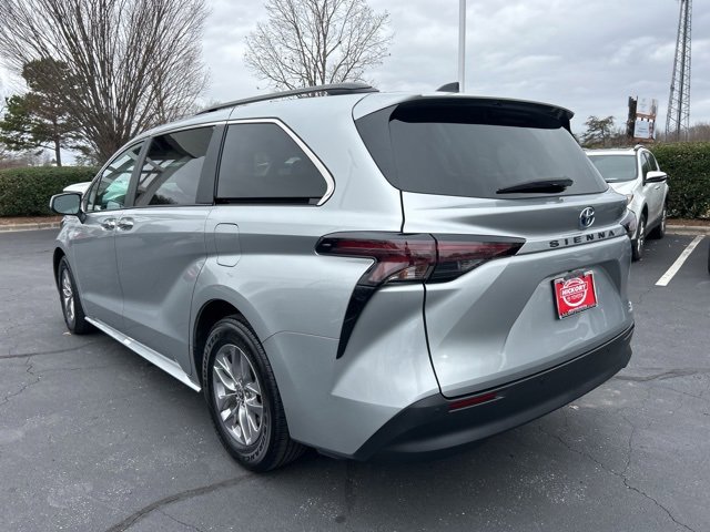 Used 2024 Toyota Sienna XLE image 9