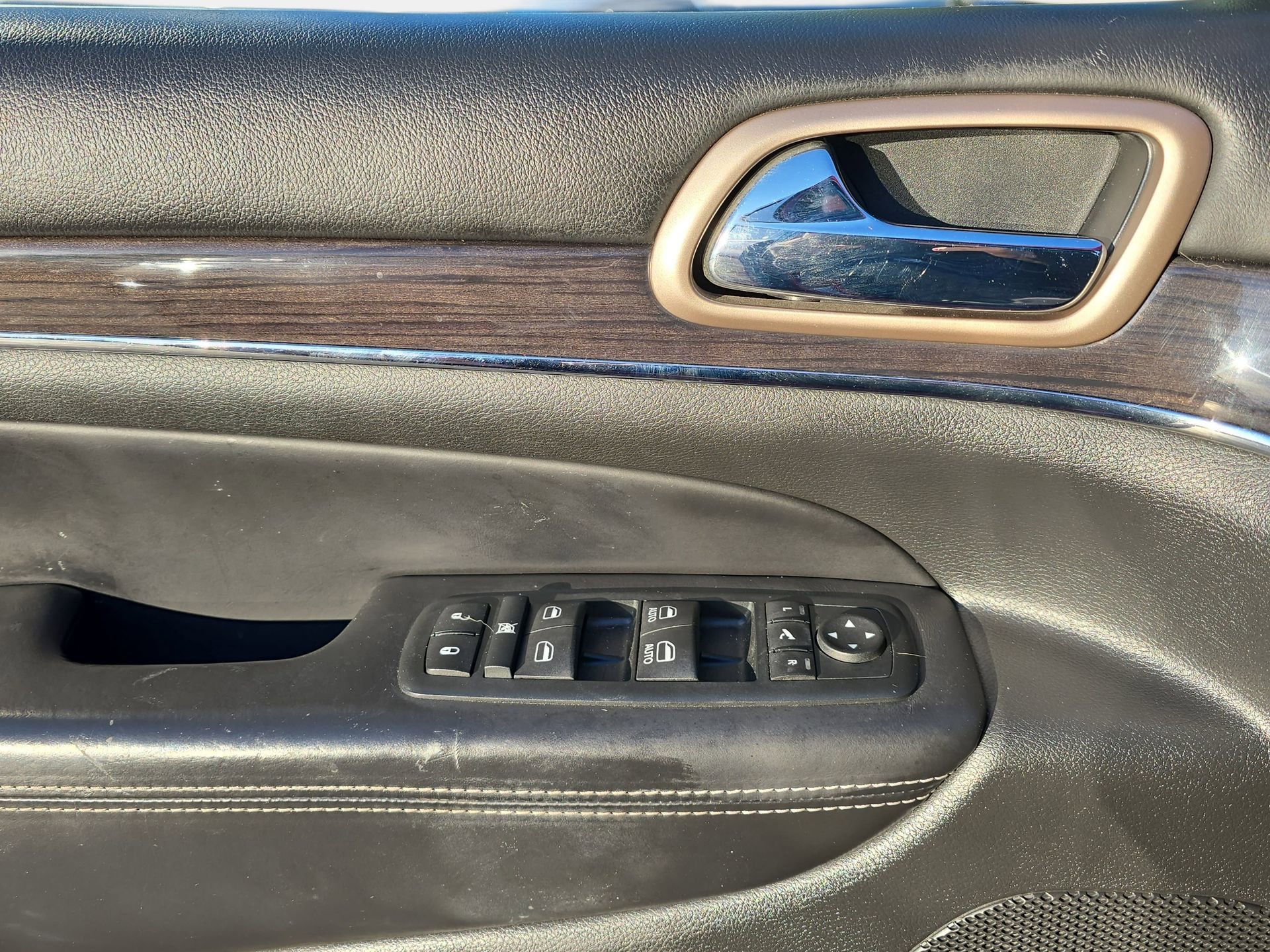 Used 2015 Jeep Grand Cherokee Overland AWD/4WD image 25