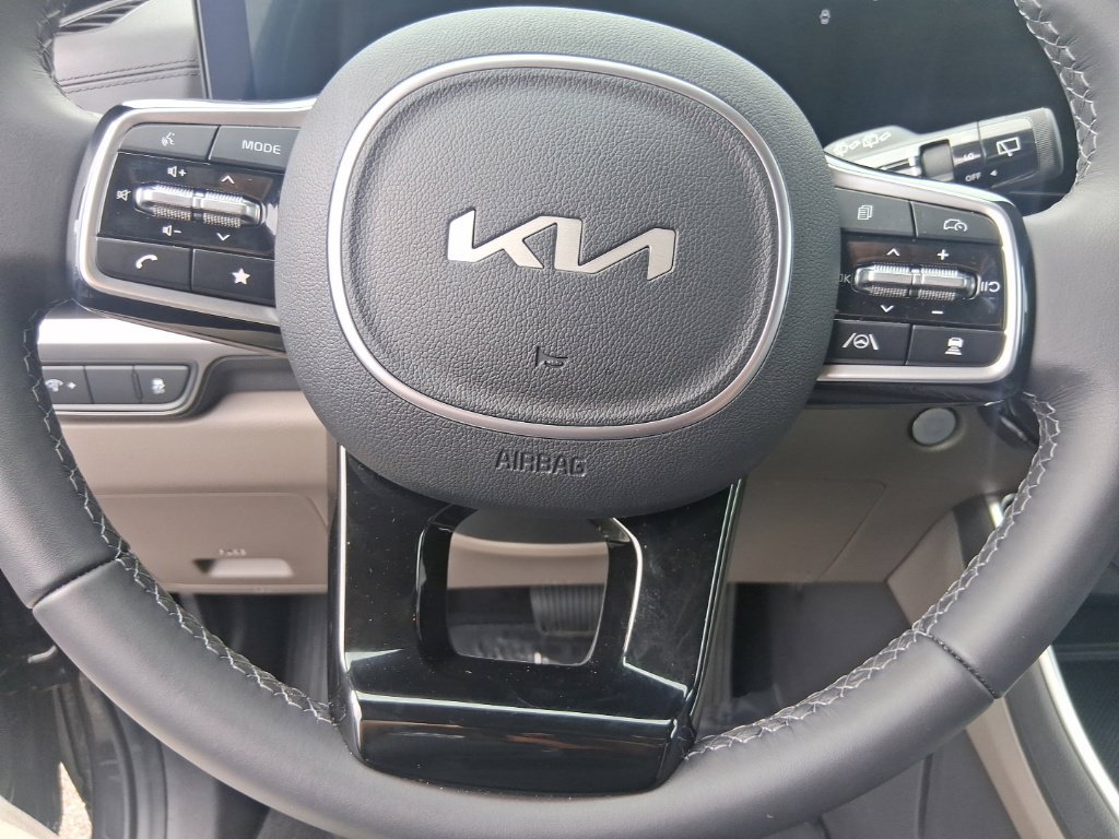 Certified 2026 Kia Carnival FWD image 11