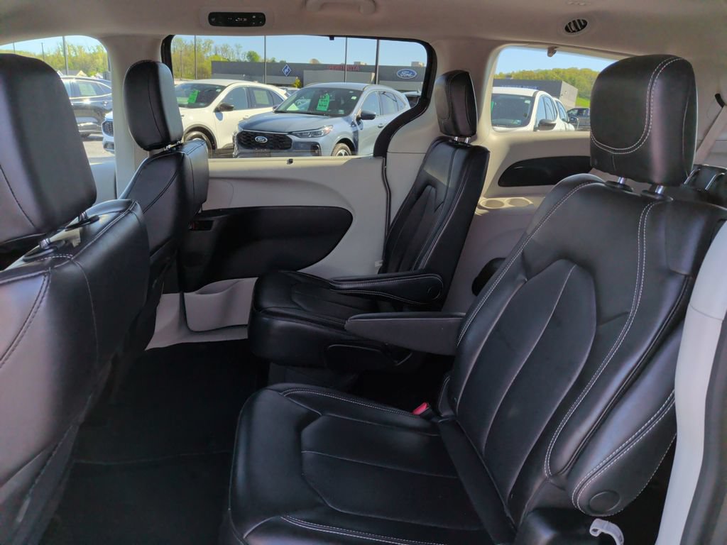 Used 2023 Chrysler Pacifica Touring-L FWD image 6