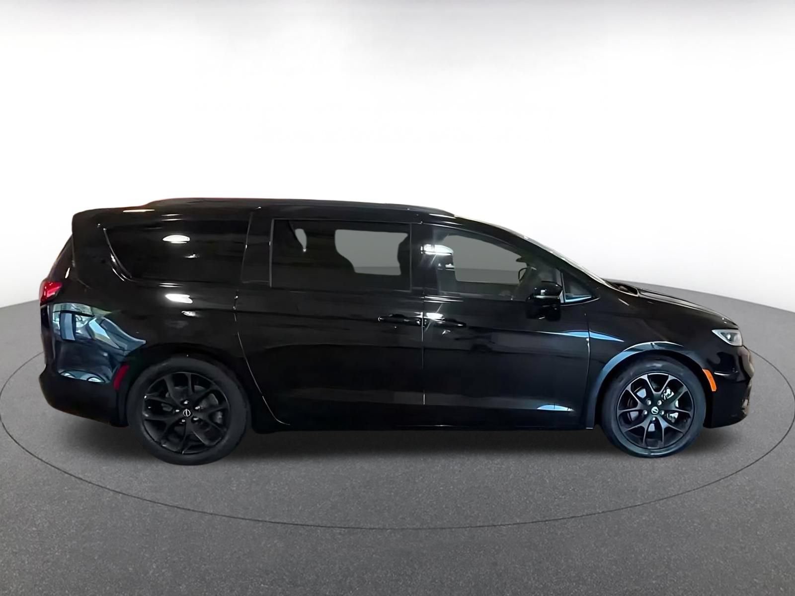 Used 2025 Chrysler Pacifica Limited FWD image 13