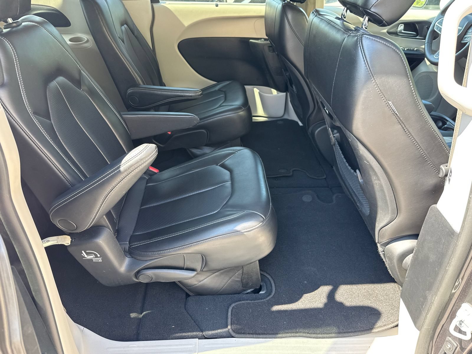 Used 2023 Chrysler Pacifica Touring-L FWD image 15