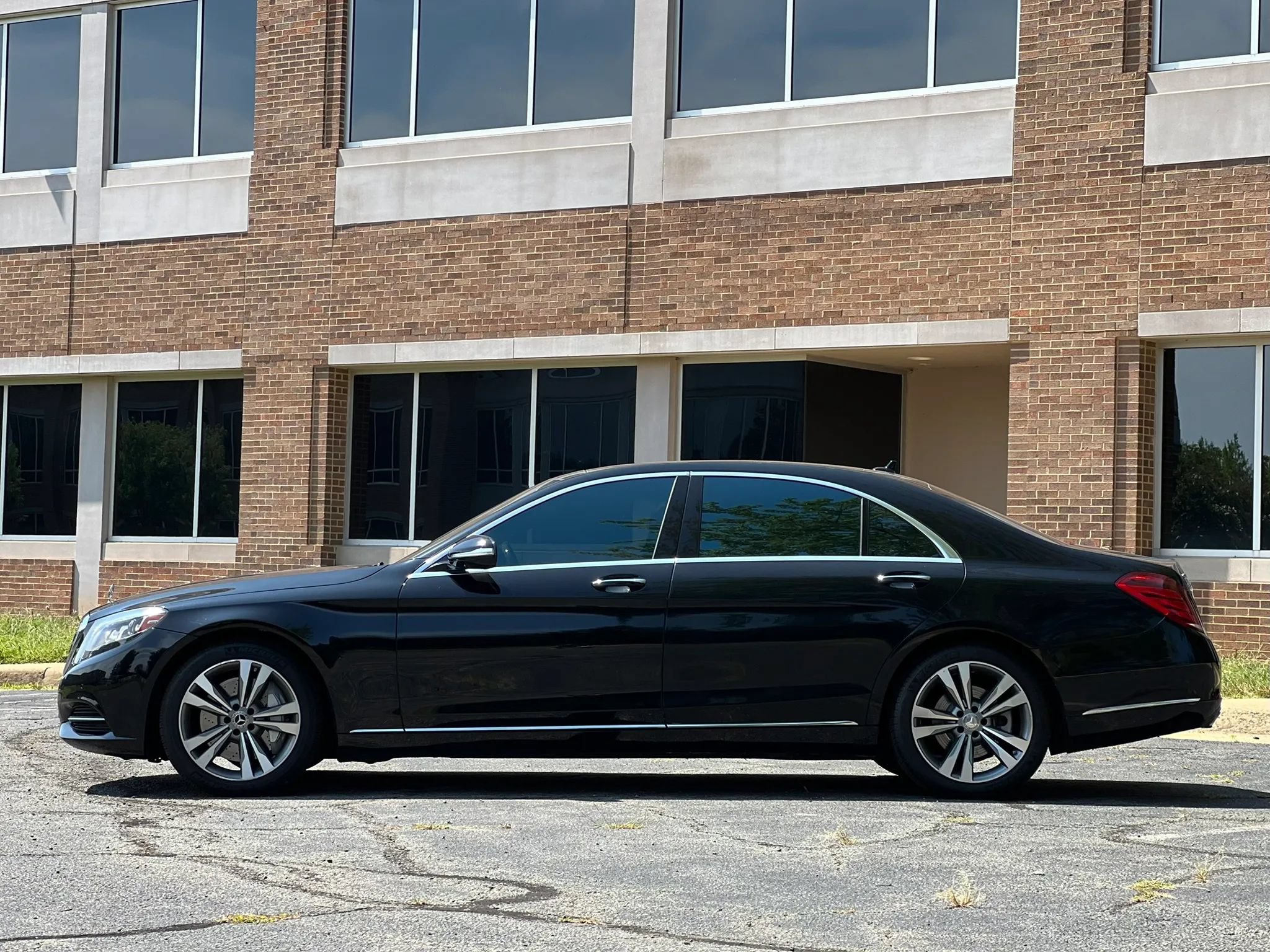 Used 2017 Mercedes-Benz S 550 4MATIC Sedan w/ Premium Package image 2