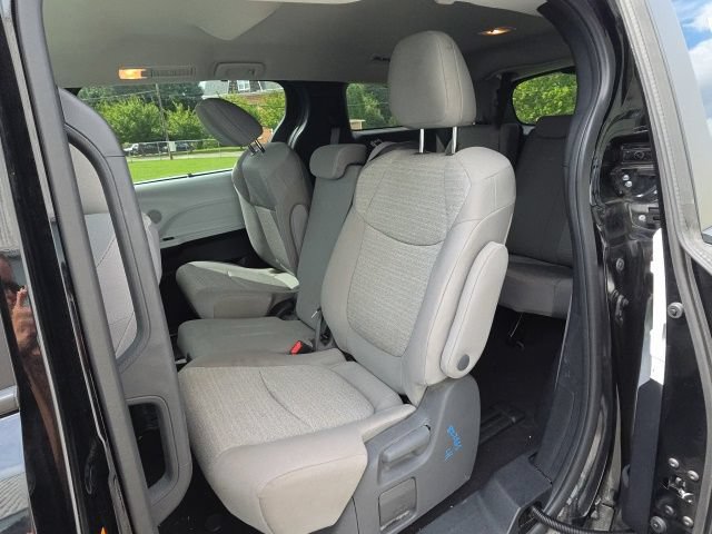 Used 2025 Toyota Sienna LE FWD image 9