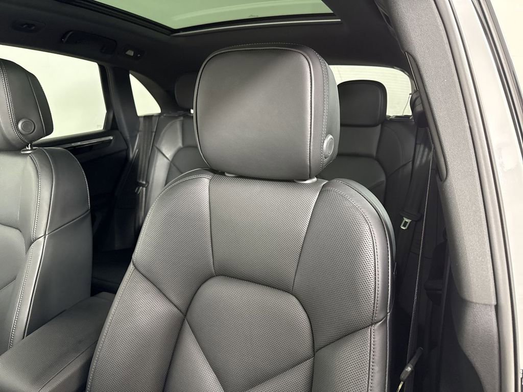 Certified 2025 Porsche Macan image 41