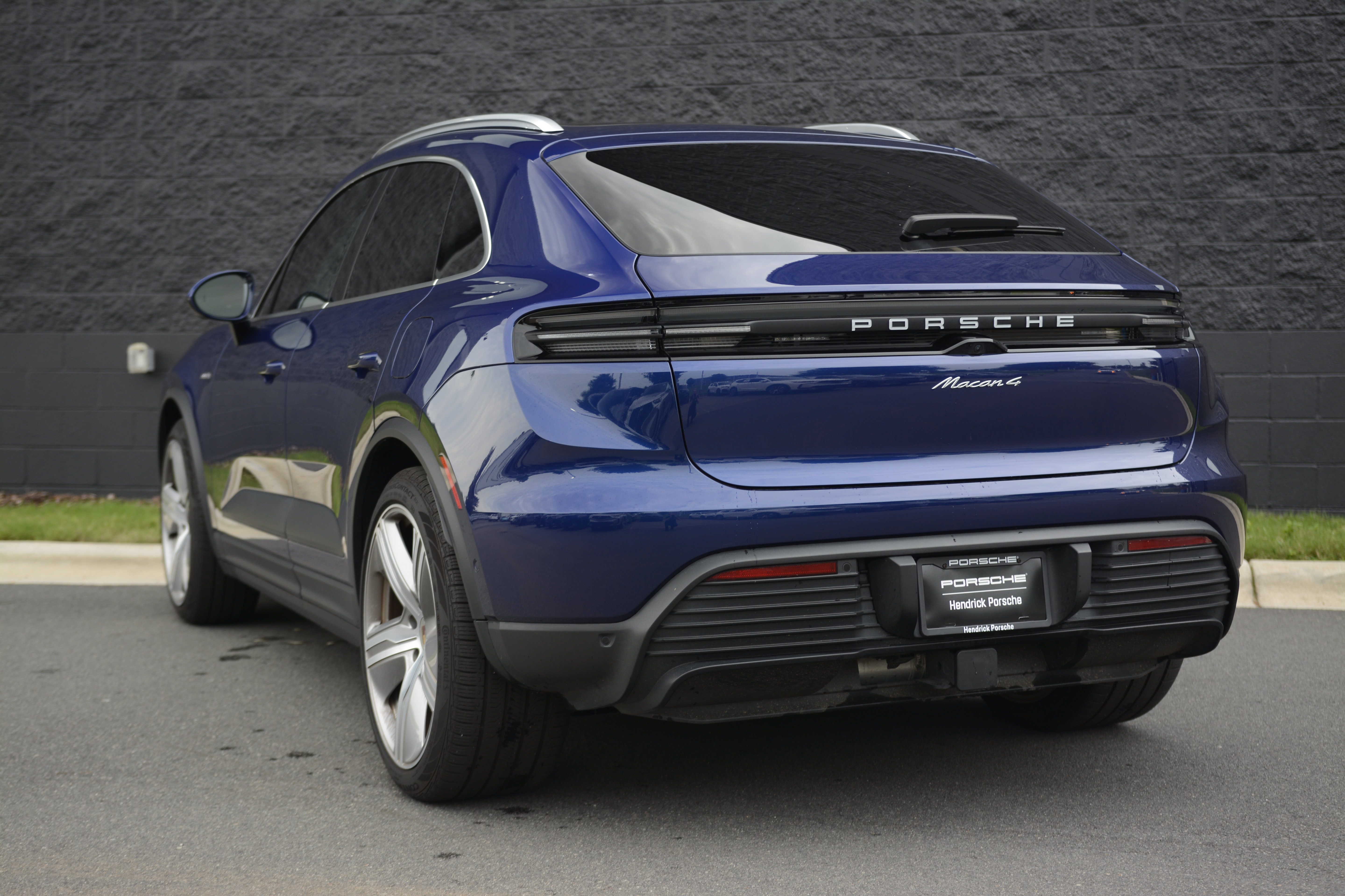 Certified 2024 Porsche Macan 4 Electric AWD/4WD image 3