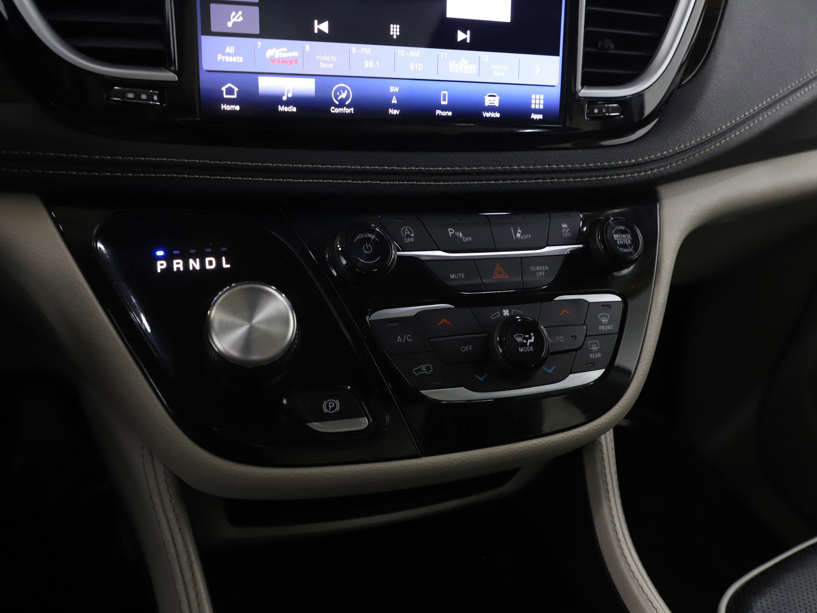 Used 2023 Chrysler Pacifica Limited image 26