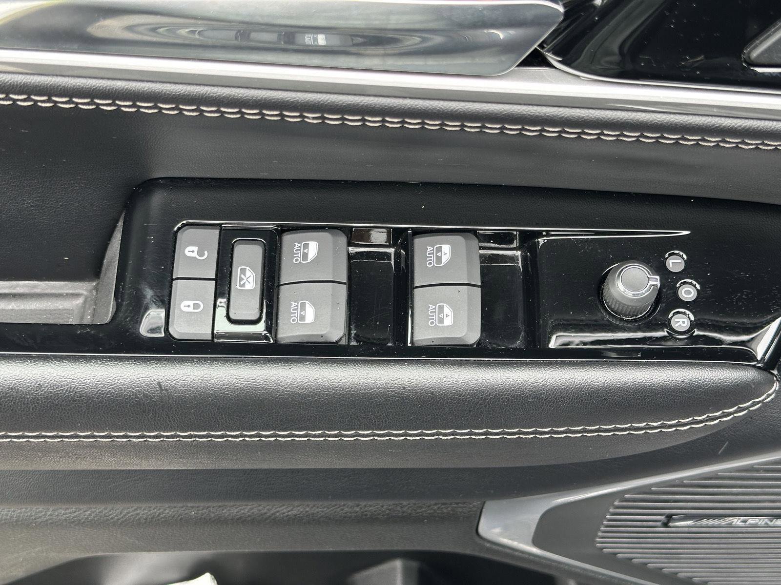 Used 2024 Jeep Wagoneer Series II w/ Flexible Seating Group image 14