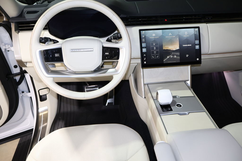 Used 2024 Land Rover Range Rover Long Wheelbase SE image 19