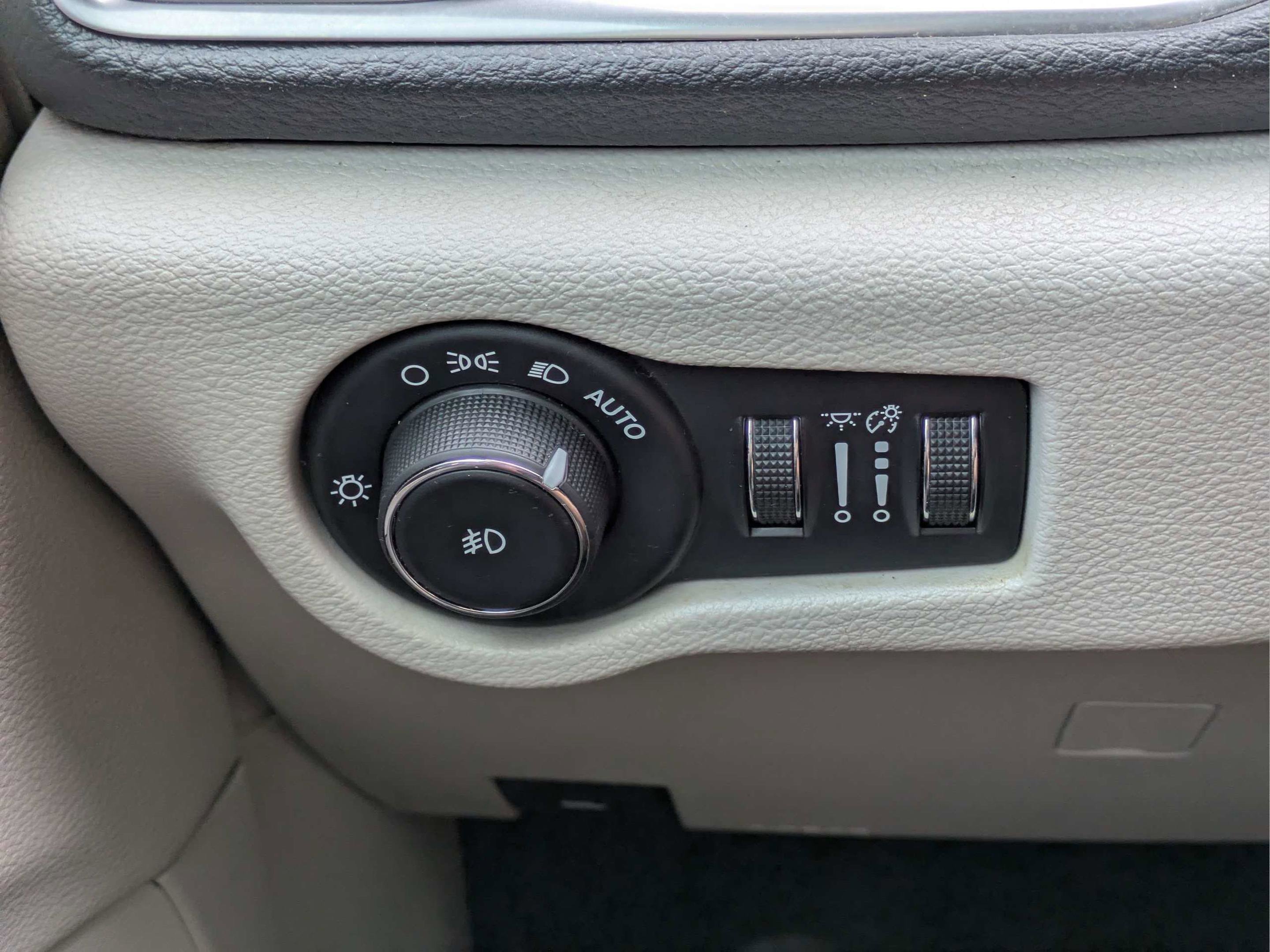 Used 2017 Chrysler Pacifica Limited w/ UConnect Theater Package FWD image 23