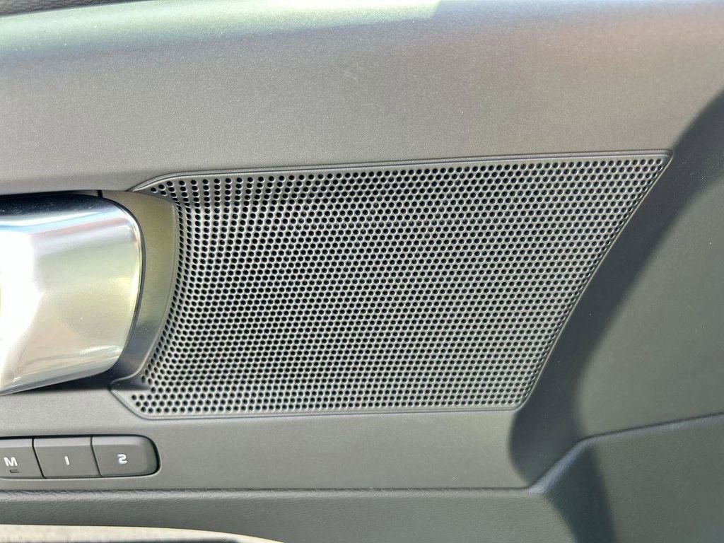 Used 2019 Volvo XC40 T5 Momentum image 24