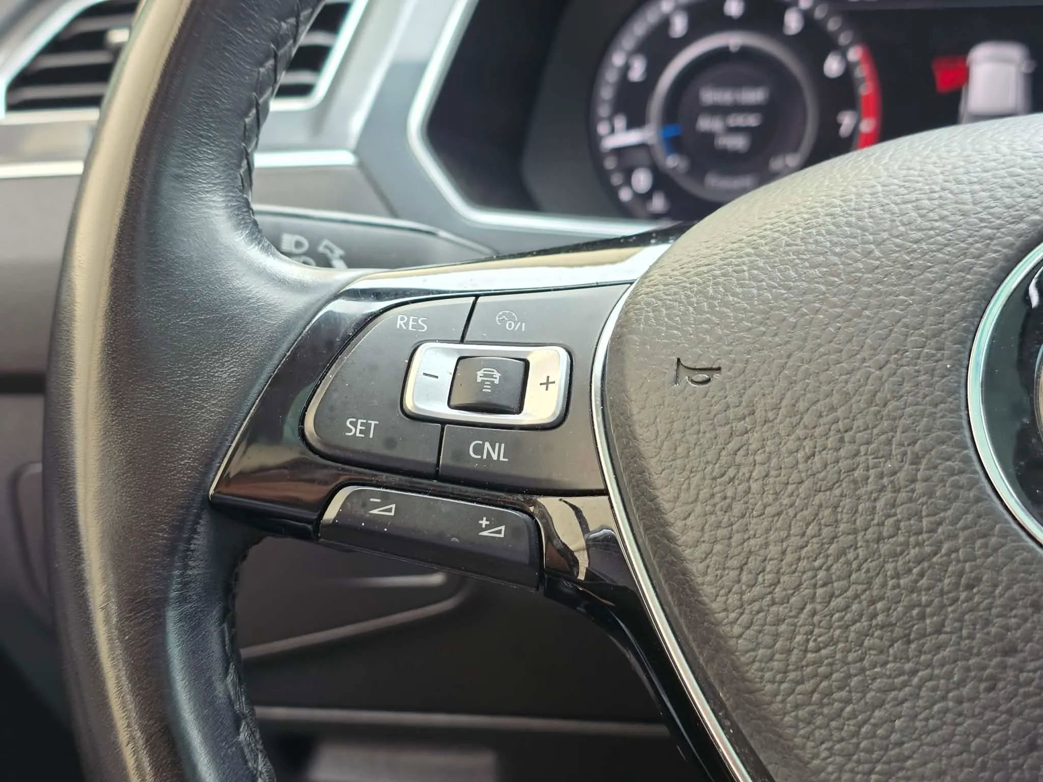 Used 2018 Volkswagen Tiguan SEL Premium image 20