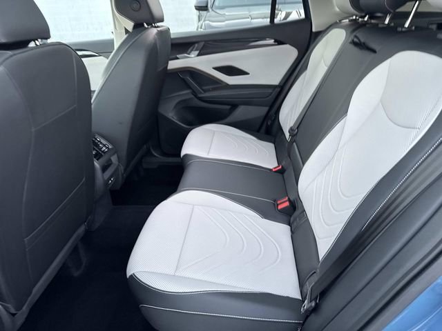 Used 2025 Volkswagen Tiguan SE w/ Panoramic Sunroof Package image 11