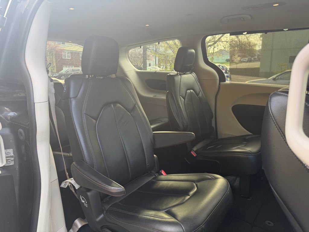 Used 2017 Chrysler Pacifica Touring-L image 28