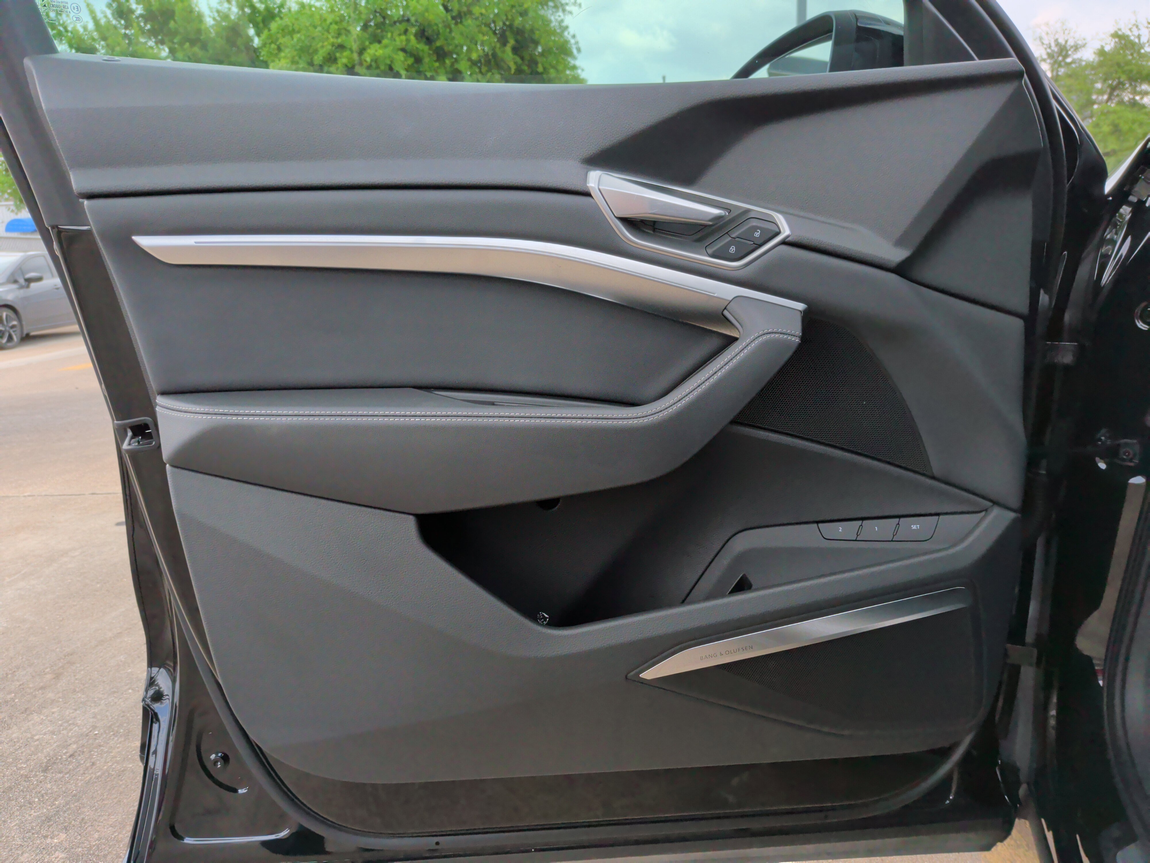 Used 2023 Audi e-tron Premium Plus image 12