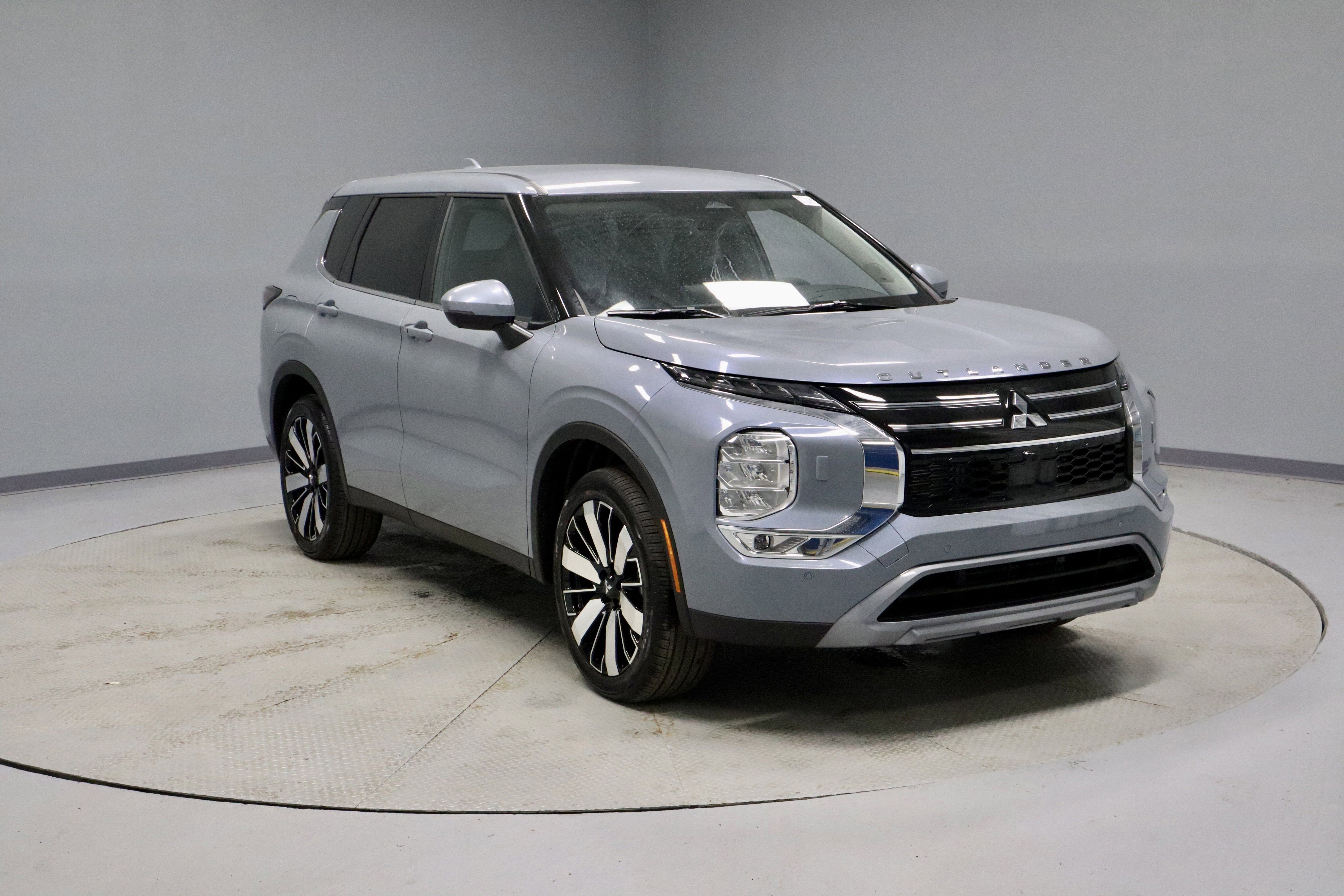 New 2026 Mitsubishi Outlander SE image 2