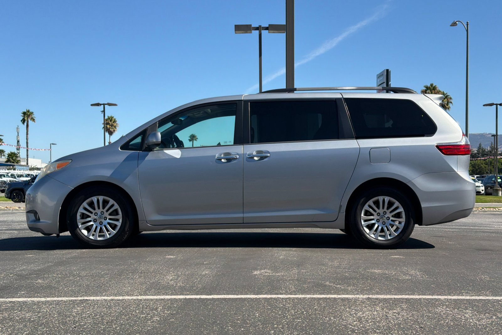 Used 2015 Toyota Sienna XLE FWD image 9